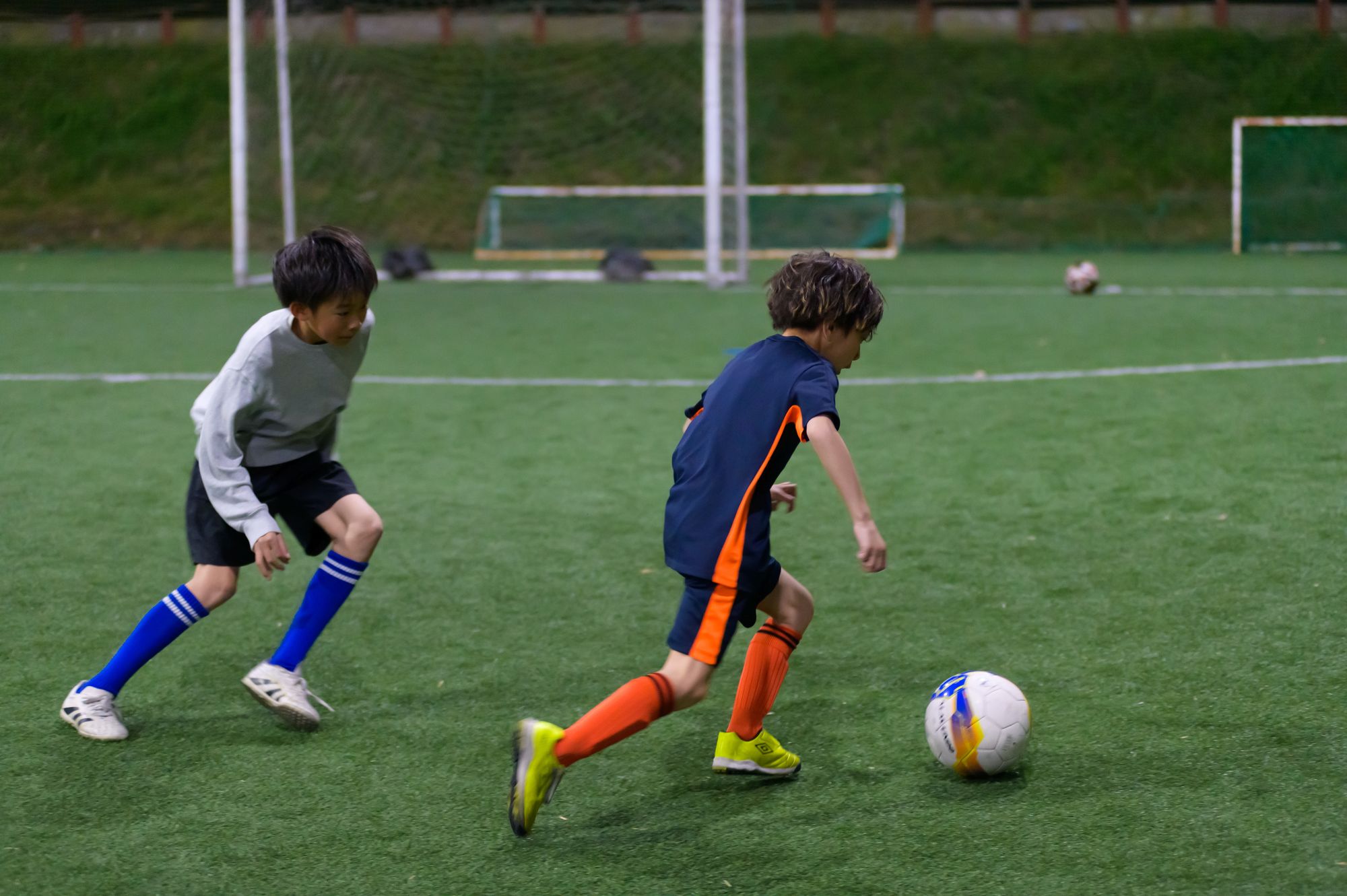 1対1でボールを競り合う小5・小6の子どもたち
