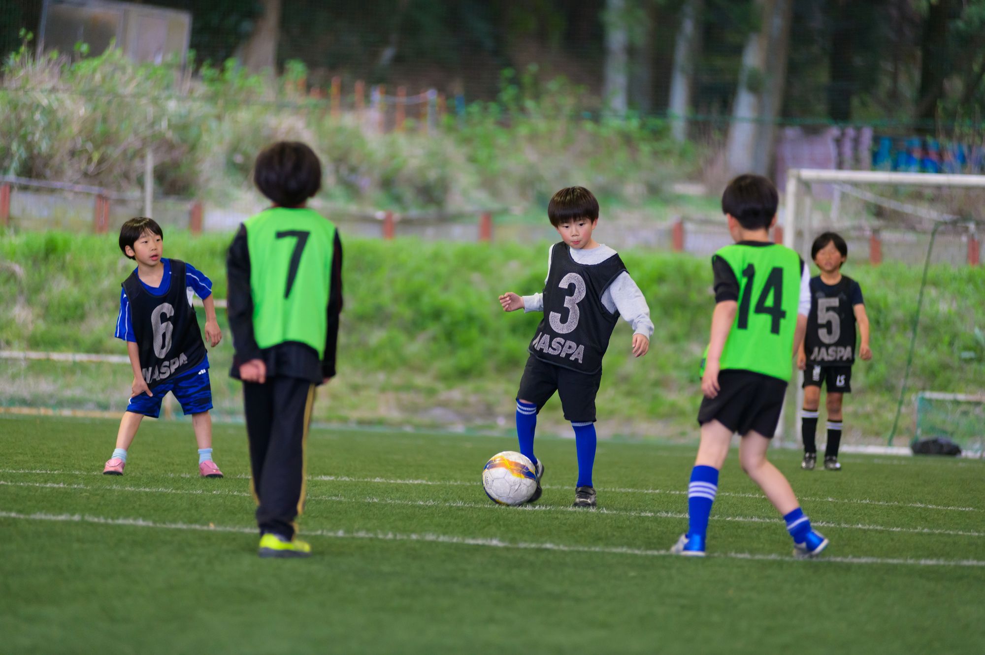 ビブスをつけて練習する小1・小2の子どもたち
