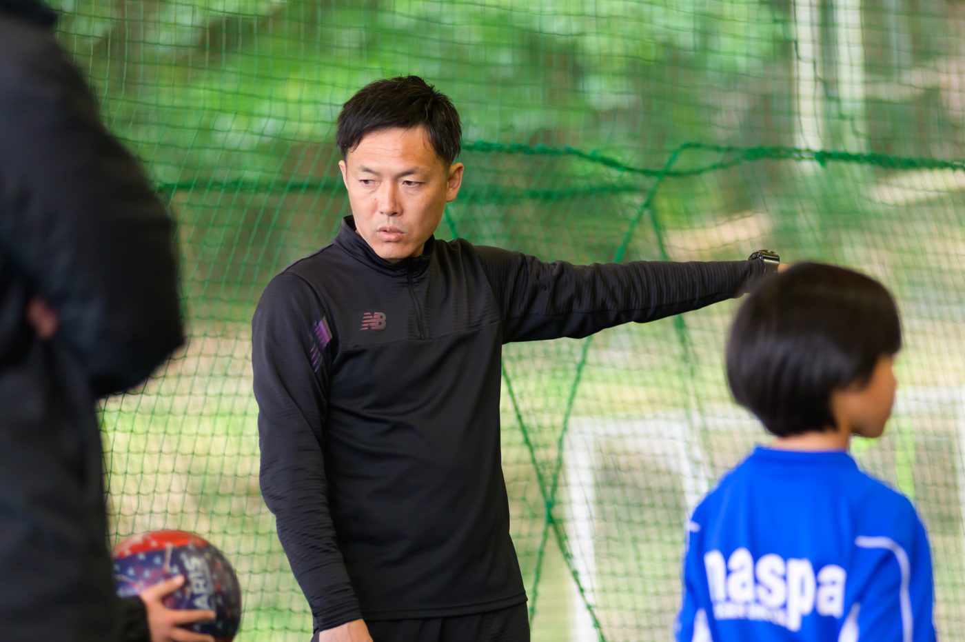 子どもに指示を出す代表の西口